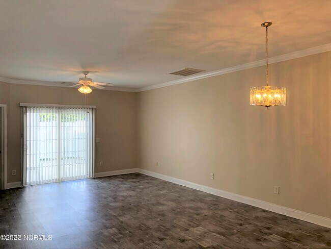 Foto del edificio - 1694 Honeybee Ln