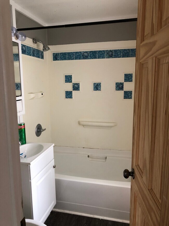 Building Photo - 3 bedroom house