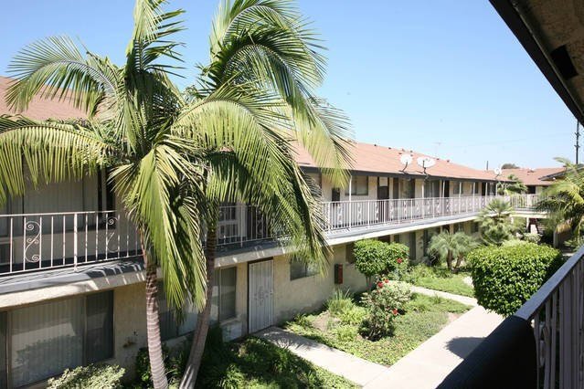Foto del edificio - 2890 E Artesia Blvd