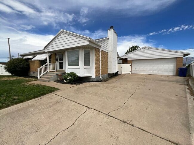Building Photo - 4 Bedroom 2 Bath 2 Car Garage Home- Dog Friendly and RV parking.