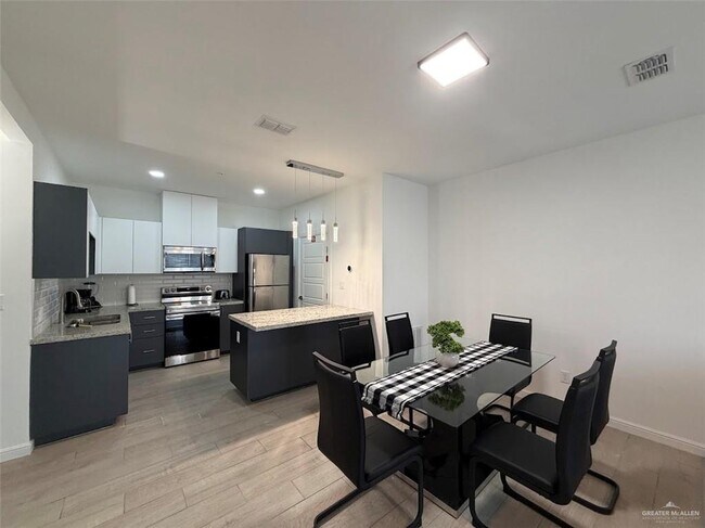 Building Photo - 9 E Yuma Ave