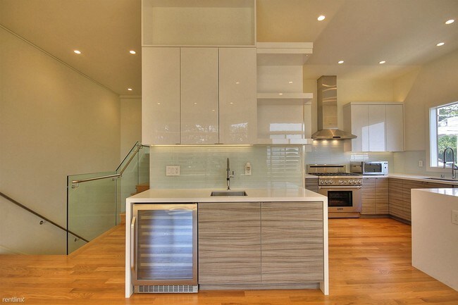 Building Photo - 203 Los Palmos Dr