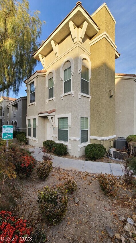Primary Photo - 3 Bedroom Downstairs Condo in Gated Community