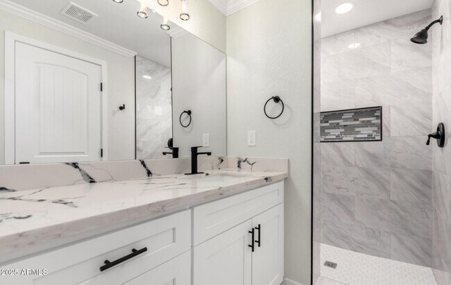 Foto del edificio - 4402 E Mitchell Dr