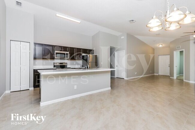 Building Photo - 511 SW Nadell Ave