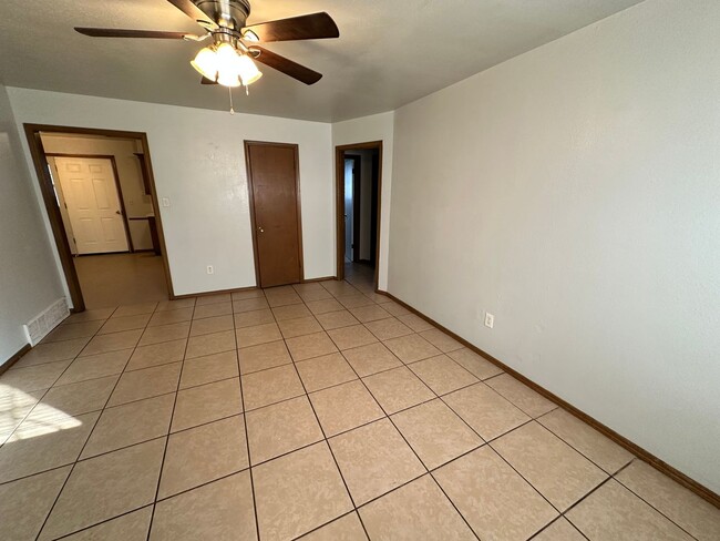 Building Photo - For Rent: 3-Bedroom, 1.5-Bath Gem