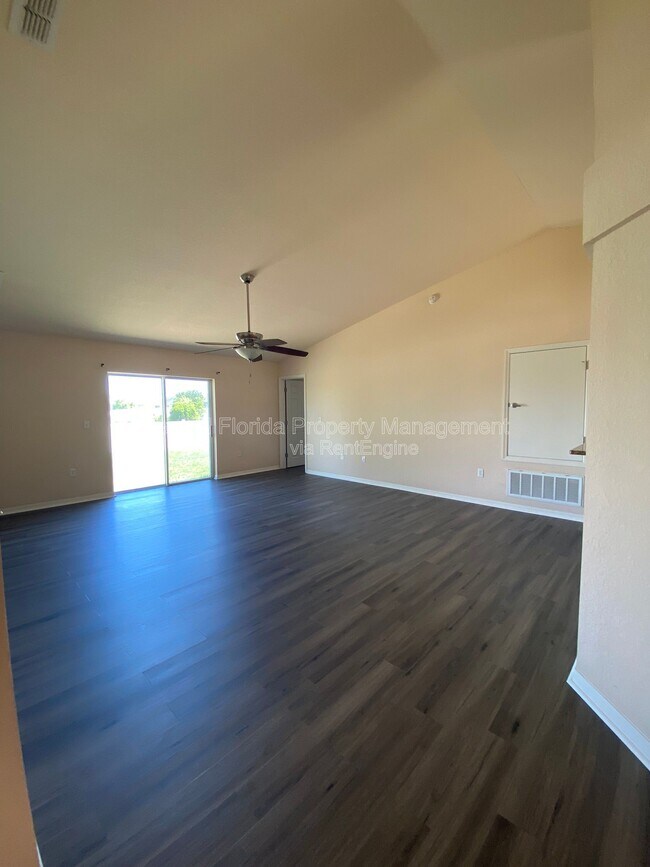 Foto del edificio - 250 Highland Meadows Ct
