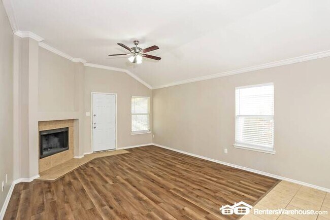 Building Photo - Newly renovated spacious 4 bed/2 bath, wit...