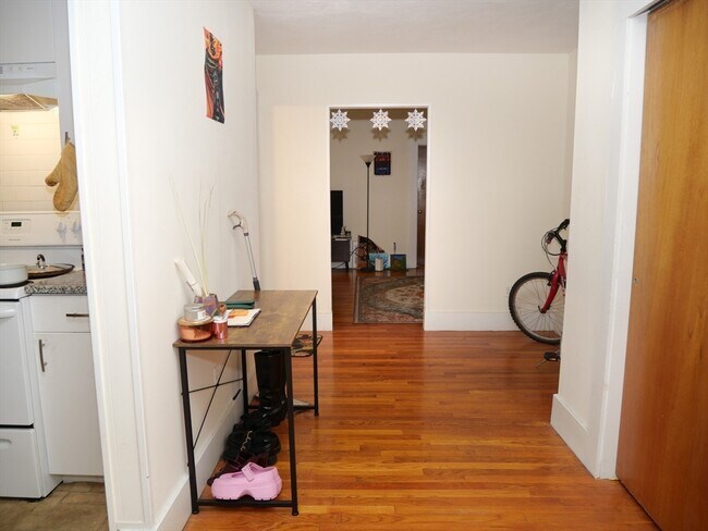 Building Photo - 1386 Beacon St