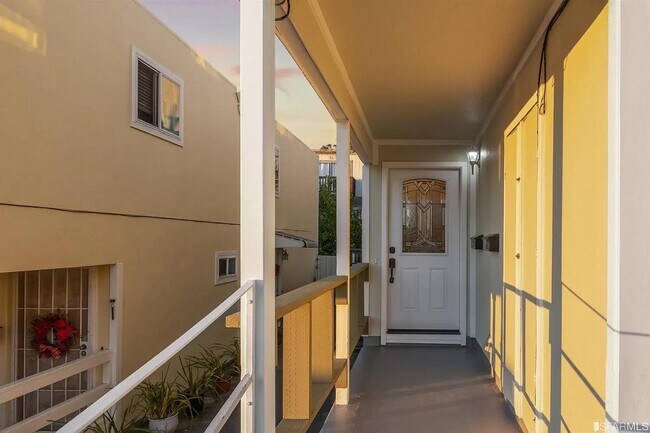 Entrance - 225 Gambetta St