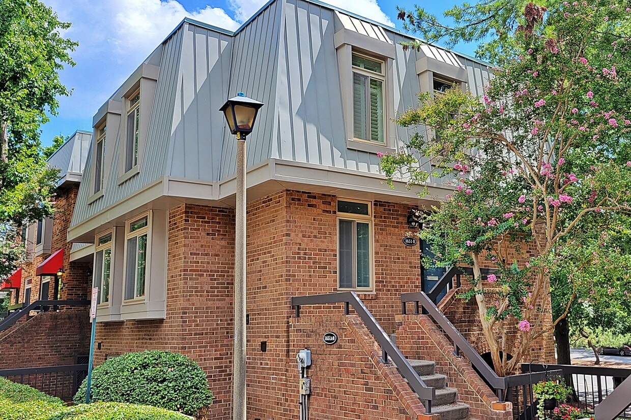 1651 S Hayes St, Arlington, VA 22202 Townhome Rentals in Arlington VA