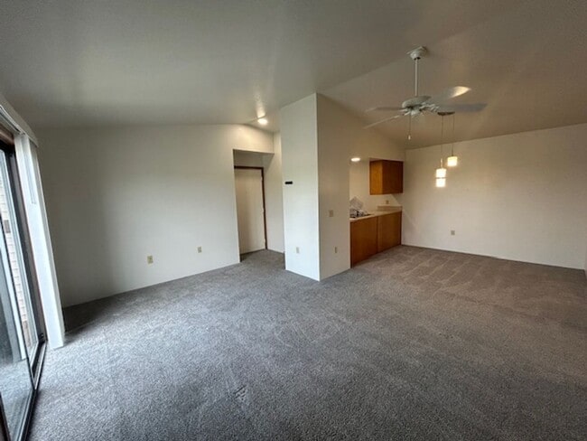 Foto del edificio - MOVE-IN Ready - 2 bedroom, One Bath - Top Floor with Vaulted Ceilings!
