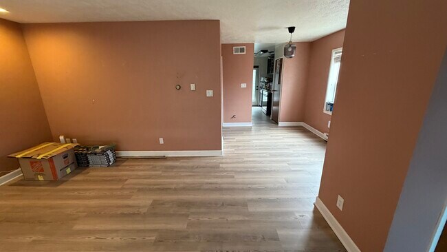 Salas de estar y comedores - 701 Ferndale Ct