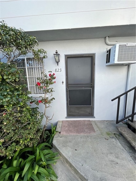 Building Photo - 823 La Cadena Ave