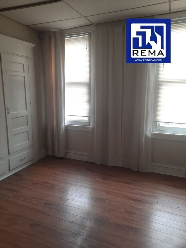 Building Photo - Well maintained  townhouse