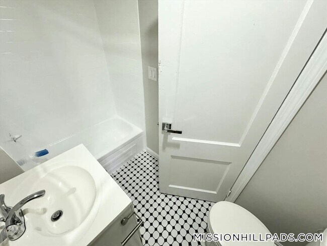 Building Photo - 57 Burrell St