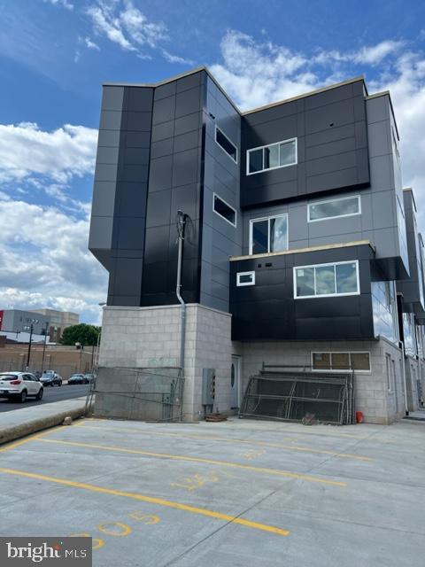 Building Photo - 632 N 13th St