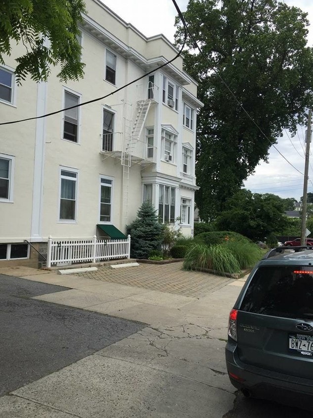 Primary Photo - 422 N Main St