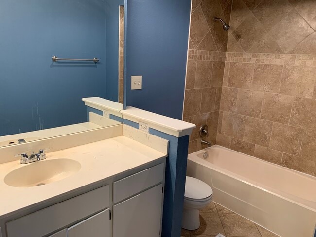 Upstairs Bath - 1748 Ohlen Rd