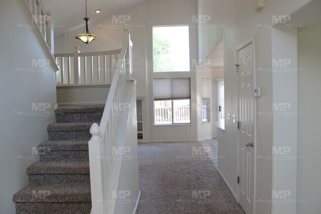 Building Photo - 424 Saturn Dr