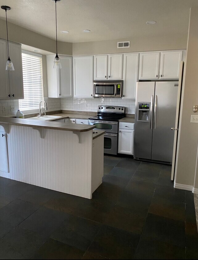 Kitchen - 442 Kent Dr