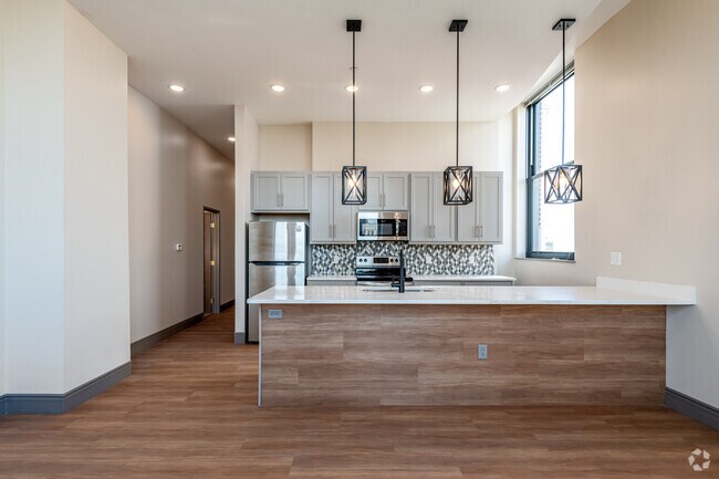 2BR, 2BA - 928SF - 75 Public Square