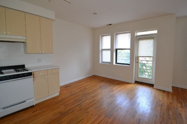 Building Photo - 909 W Dakin