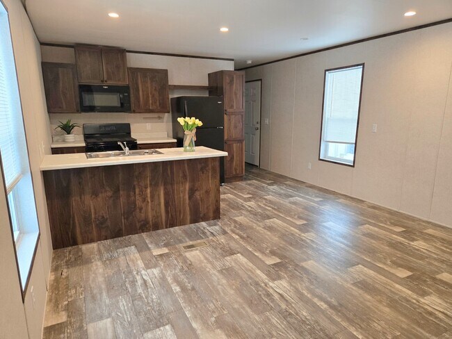 Foto del edificio - 2121 Panhandle Rd