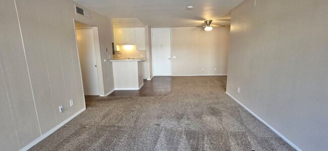 Building Photo - Large 2 Bedroom Condo in Fashion Valley!! With 2 Parking Spaces