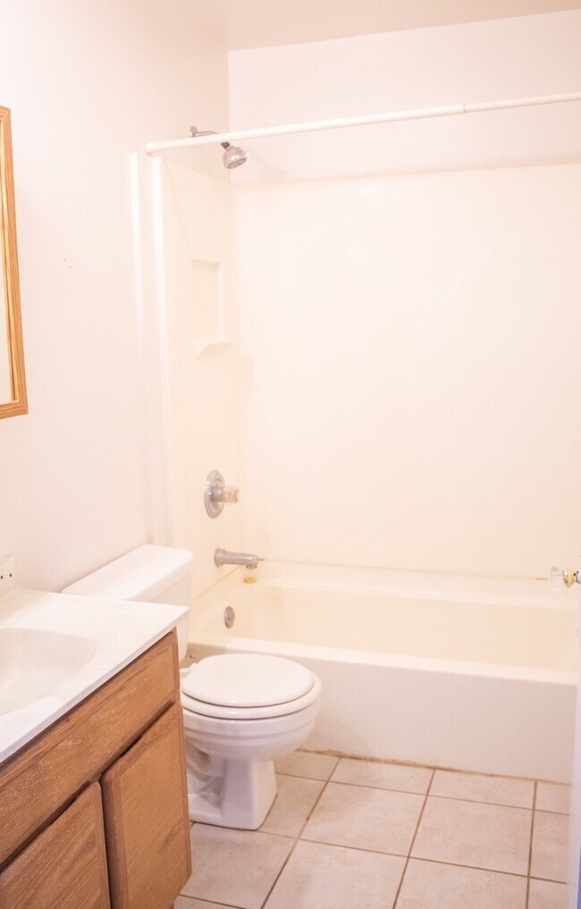 Foto del edificio - 3 bedroom home with detached garage!