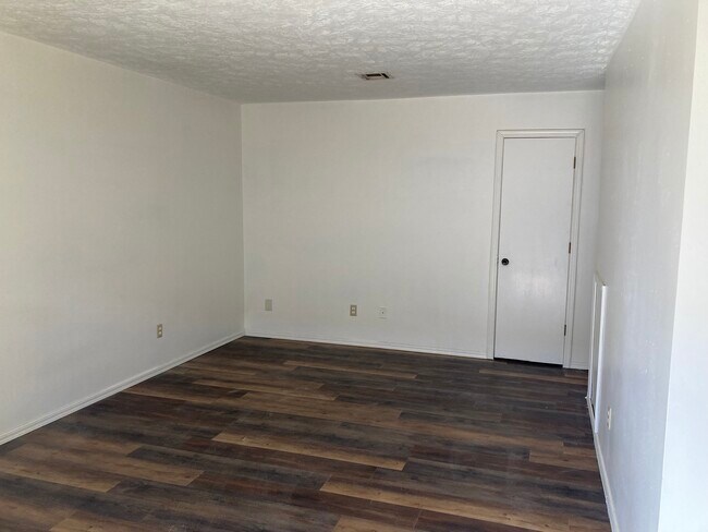 Building Photo - 412 E Jones Ave