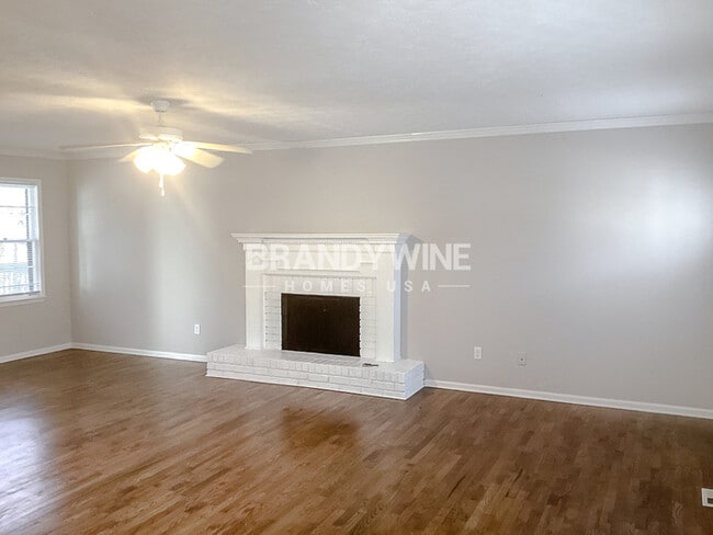 Building Photo - 1.5 mos. FREE RENT....Fenced Yard!!!