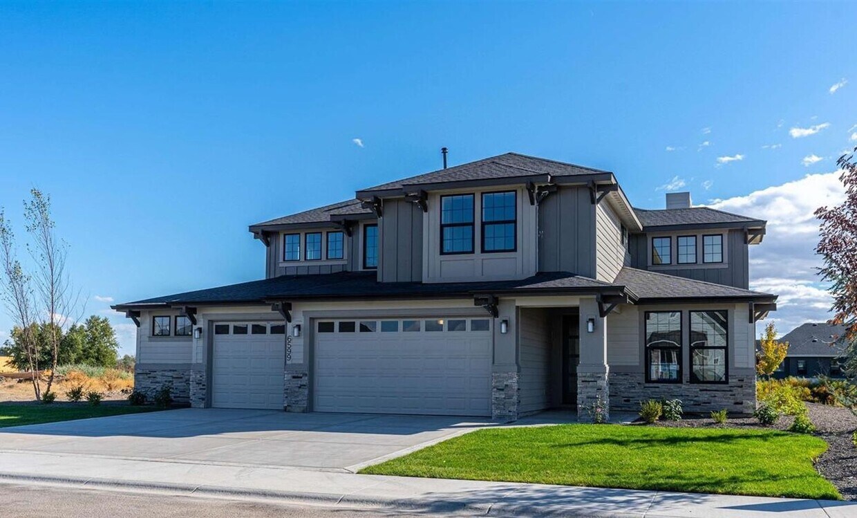 Primary Photo - Welcome to this stunning 5-bedroom, 3.5-ba...
