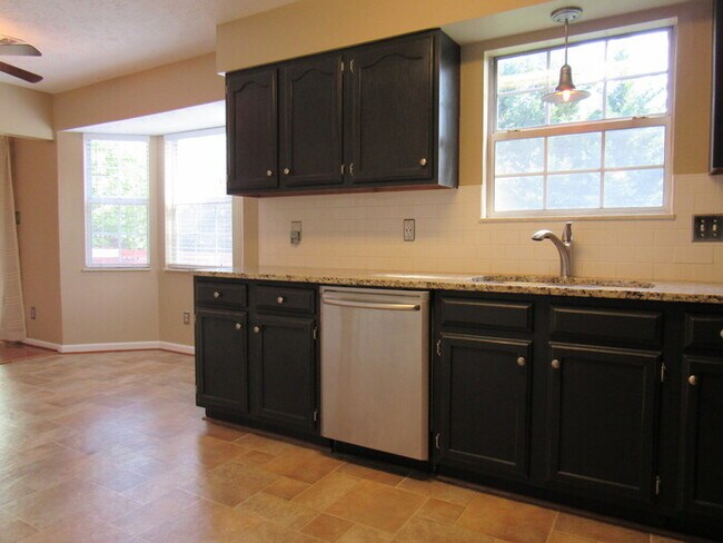 Foto del edificio - 3-Bedroom Cedar Bluff home available November 2024