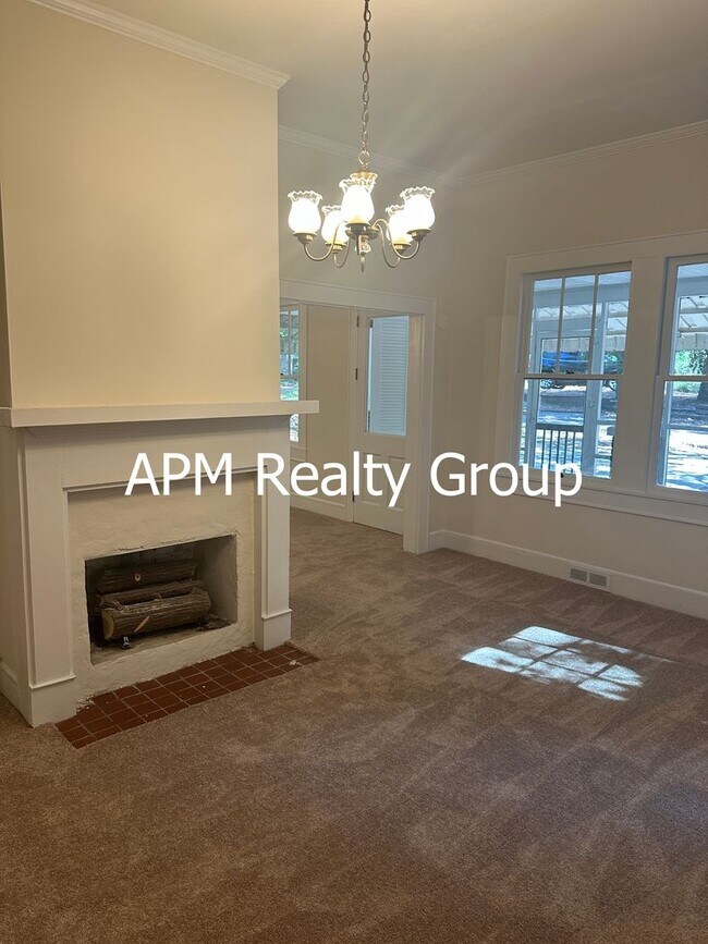 Building Photo - Private Country Feel Close to Downtown