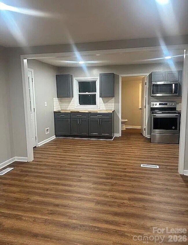 Foto del edificio - 740 Log Cabin Dr