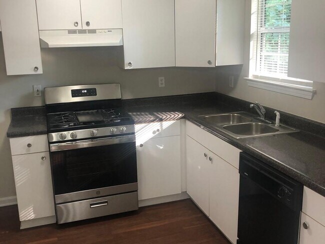 Foto del edificio - 2107 Creekview Trail
