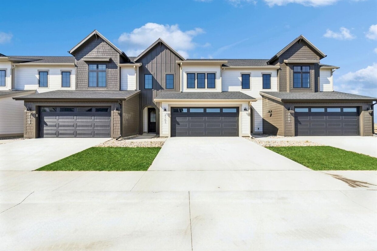 Foto principal - Spacious Modern Townhome at Hayden's Ridge!
