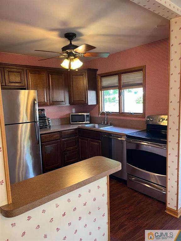 Building Photo - 8 Farmbrook Dr