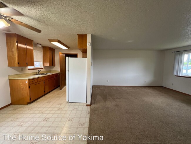 Building Photo - 3 br, 1 bath House - 210 Blossom Drive