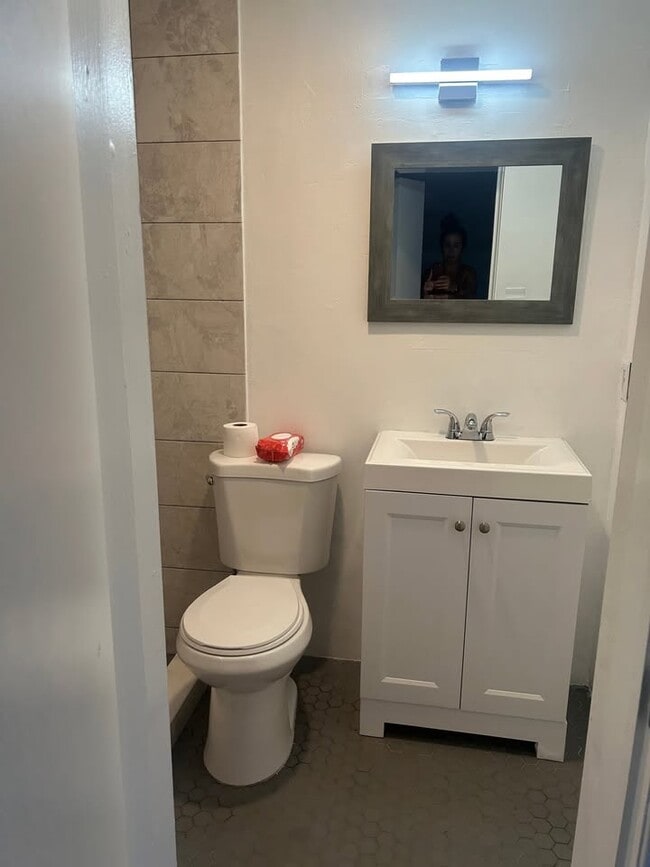 Building Photo - 210 W 53rd Ter