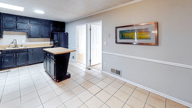 Building Photo - 362 Camelot Pkwy
