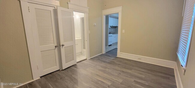 Building Photo - 2743 Vernon Terrace