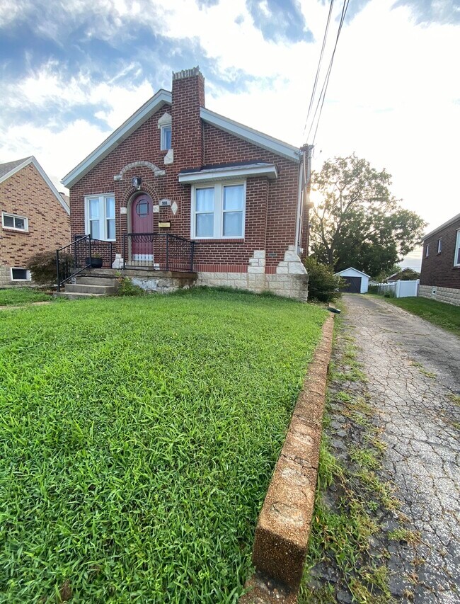 Front - 9014 Pilot Ave