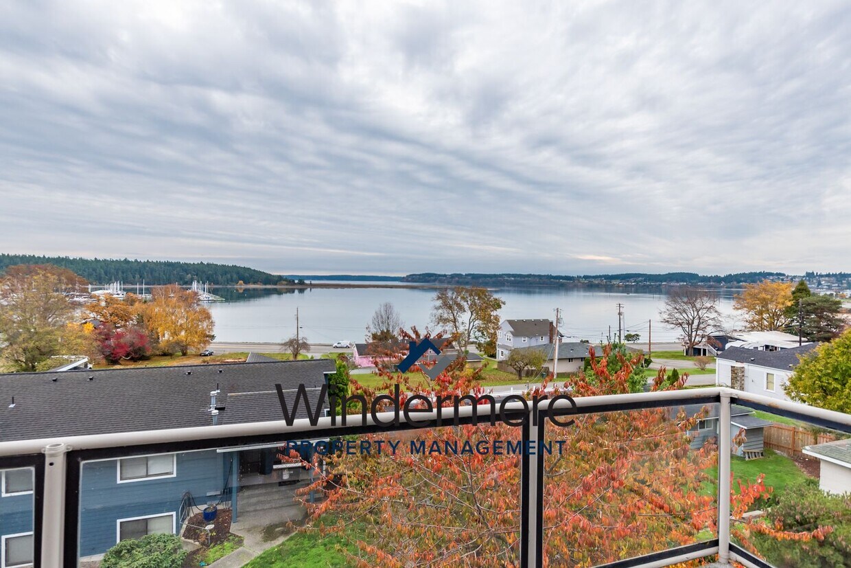 Foto principal - 3 bed 2 bath Condo