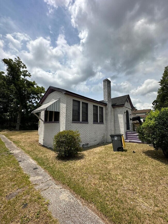 Building Photo - Fully Renovated 3/2 Available for Immediat...