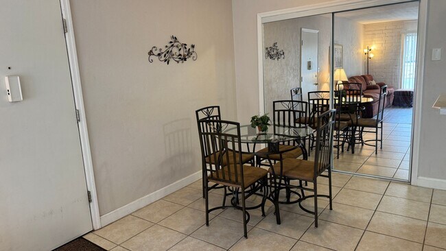 Foto del edificio - Just Reduced!! Attn: Doctors, Nurses and Interns - Walk To Shands!