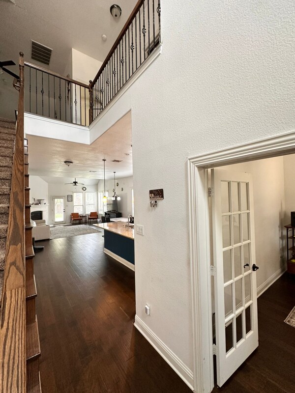 Foto del edificio - 704 Ely Ct