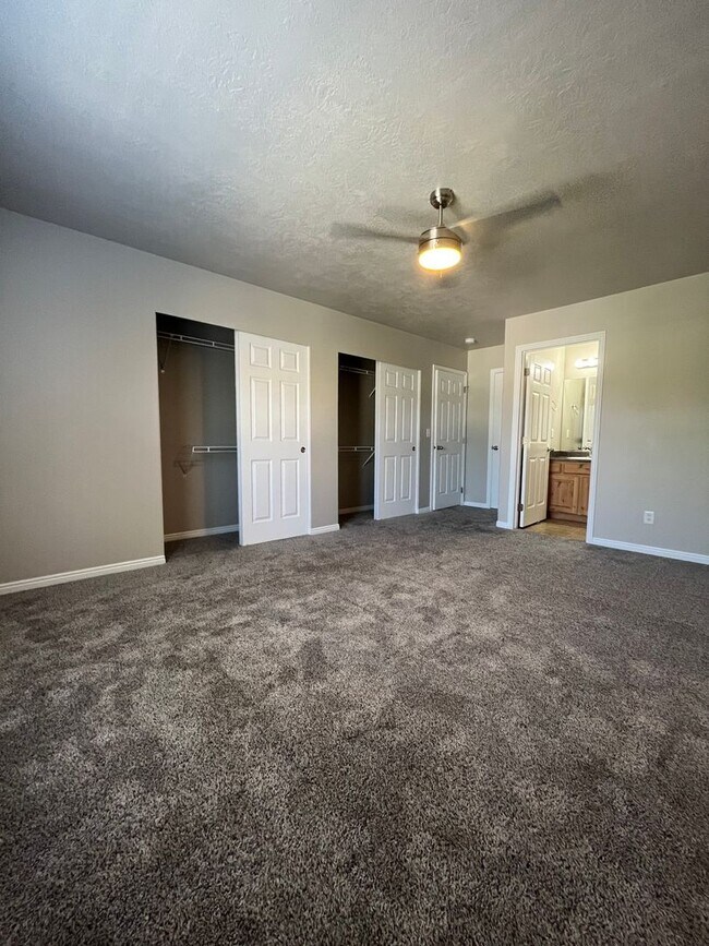 Building Photo - 3 Bedroom/2.5 Bathroom Townhome in Riverton