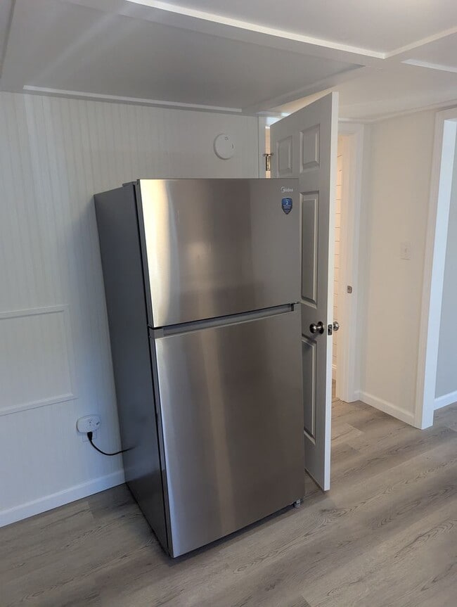 Building Photo - Newly remodeled 2 bedroom 1 bath home